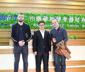 阿尔巴尼亚客户来中国采购麻豆精品在线免费观看健身器材
