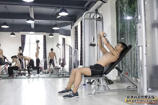 长腿、翘臀的完美身材美女哪里多集中？除了春熙路，可能也就是四川西南航空职业学院健身房了。近日，该校一组美女健身房性感照片走红网络，时尚炫酷高大上的健身房加长腿翘臀完美身材的俏空姐，让网友观后直呼：“看美女不用去春熙路被暴晒了，到西航健身房吹着空调撩师妹去。”
