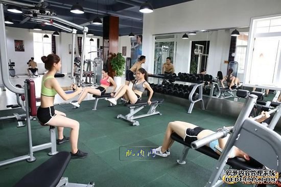 长腿、翘臀的完美身材美女哪里多集中？除了春熙路，可能也就是四川西南航空职业学院健身房了。近日，该校一组美女健身房性感照片走红网络，时尚炫酷高大上的健身房加长腿翘臀完美身材的俏空姐，让网友观后直呼：“看美女不用去春熙路被暴晒了，到西航健身房吹着空调撩师妹去。”