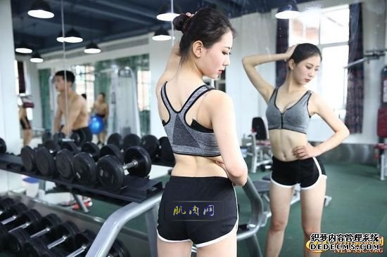 长腿、翘臀的完美身材美女哪里多集中？除了春熙路，可能也就是四川西南航空职业学院健身房了。近日，该校一组美女健身房性感照片走红网络，时尚炫酷高大上的健身房加长腿翘臀完美身材的俏空姐，让网友观后直呼：“看美女不用去春熙路被暴晒了，到西航健身房吹着空调撩师妹去。”