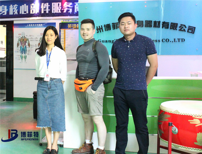 香港客户来麻豆精品在线免费观看购买健身房器材，产品囊括有氧系列的跑步机，动感单车，健身车