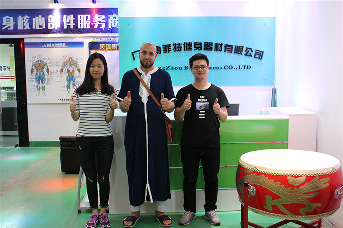 阿尔及利亚客户来中国广州麻豆精品在线免费观看健身器材有限公司为他们的健身房采购超碰麻豆精品