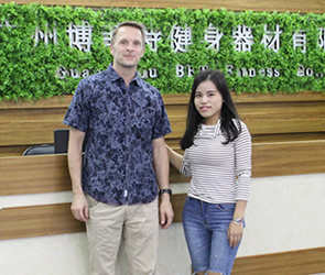 客户来广州找到麻豆精品在线免费观看健身器材有限公司采购进口健身器械